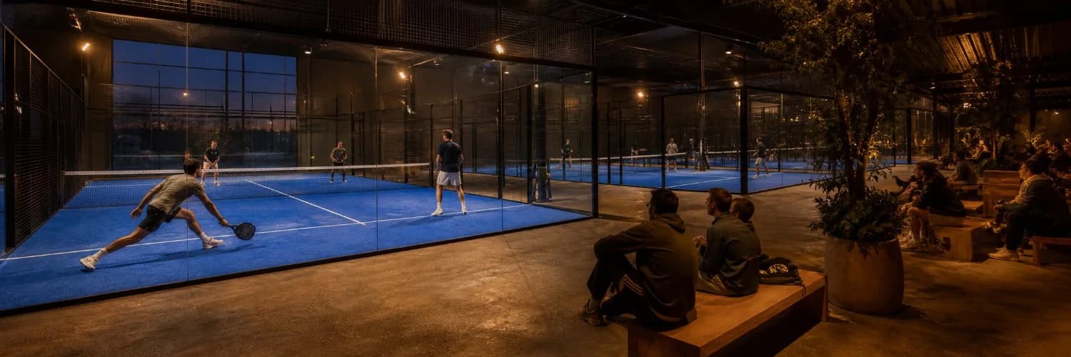 Padel-Court aus der Vogelperspektive mit den vier Positionen eines Doppels